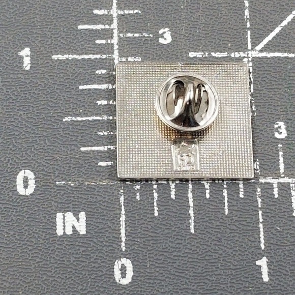 Vail Colorado Mountain Ski Resort Area Flowers Enamel Lapel Pin Skiing Souvenir - Picture 3 of 4